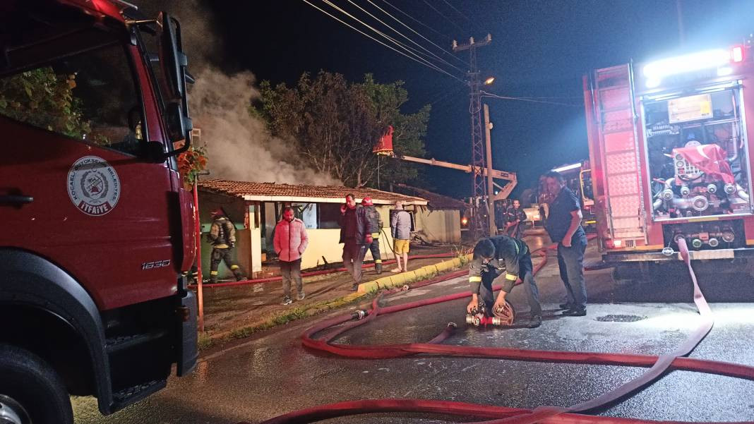 Kocaeli'de ‘pes’ dedirten olay: Alkol alıp, annesi de içerideyken evi ateşe verdi - Resim: 13